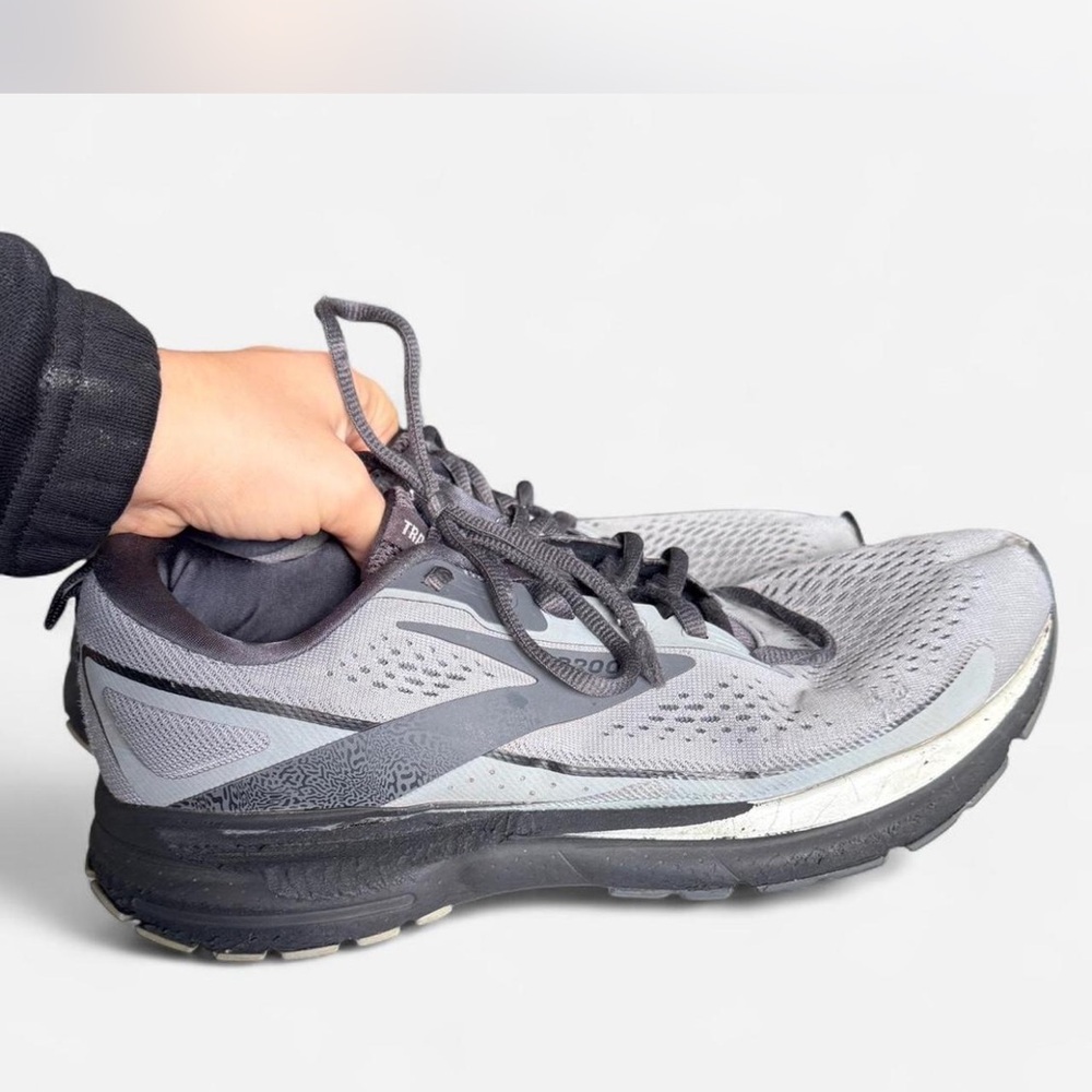 Brooks Men's Black and Gray Athletic Shoes